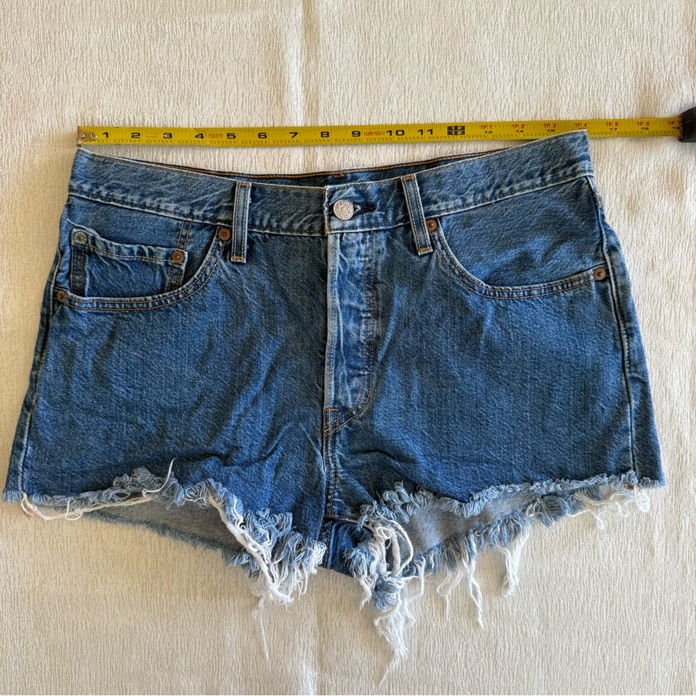 Levis 501 Womens Size W30 Blue Cut Off Denim Shorts Button Fly - Picture 6 of 16